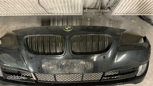 BMW f10 передний бампер с чёрными ноздрями (фото #1)