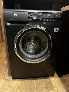 Pesumasin Electrolux Perfectcare 600 SensiCase Must (1 foto / 1)