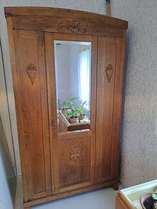 Продам старинный дубовый шкаф (1 фото из 3)