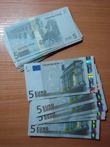 Первые банкноты в 5 и 10 евро