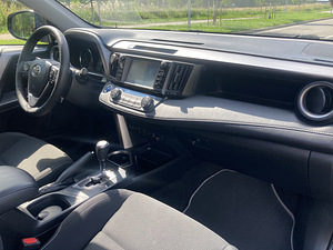 Toyota Rav4 hybrid 2017 (6 foto / 8)