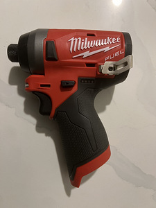Akulöökkruvikeeraja Milwaukee M12 FID (1 foto / 2)
