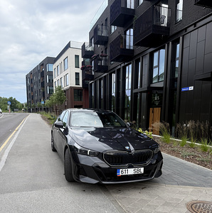 BMW 520 M-Sportpaket Pro/ ICONIC Glow 2.0 140kW/10kW (1 foto / 8)