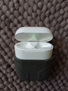 Apple Airpods laadimiskarp (1 foto / 3)