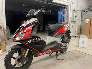 Aprilia SR50r (1 foto / 3)