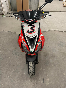 Aprilia SR50r (2 foto / 3)