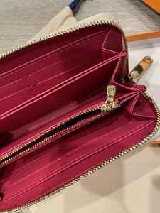 Louis Vuitton Новый кошелек (2 фото из 3)