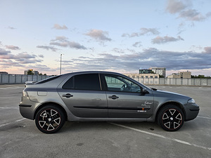 Renault Laguna (7 фото из 12)