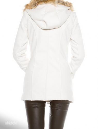 Белое зимнее пальто (фото #3)