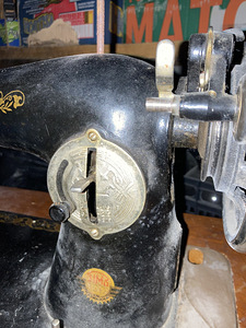 Vana jalaga õmblusmasin/ lauaga