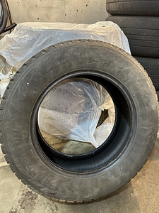 Продам резину Bridgestone Blizzak DM-V2 265/60R18 (1 фото из 3)