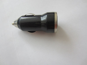 USB autolaadija (1 foto / 3)