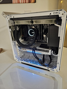 5700X3D / B550 / 32GB / 5070TI / 1TB / 650W + OLED 27 360HZ (3 foto / 4)