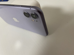 iPhone 11 64 ГБ (2 фото из 3)