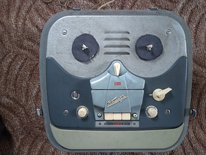 Магнитофон Комета МГ-201 1967 года.