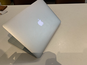 Apple Macbook Air 13 дюймов (1 фото из 3)
