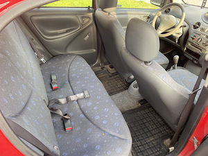 Toyota Yaris 2002a. 1.0 50kW manuaal (8 foto / 10)