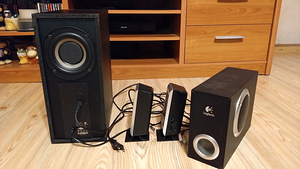 Компьютерные колонки Logitech 2.1 с сабвуфером Samsung (3 фото из 3)