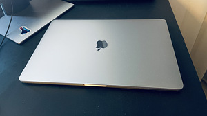 MacBook Pro 2019 15 inch 512GB SSD 16GB RAM (1 foto / 3)