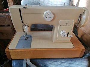 Две старые швейные машинки Чайка и Тула