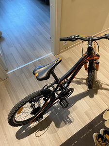 Велосипед KTM, шлем (3 фото из 6)