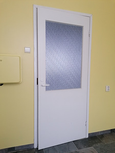 Valged siseuksed klaasiga (1 foto / 2)