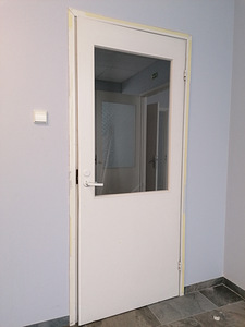 Valged siseuksed klaasiga (2 foto / 2)