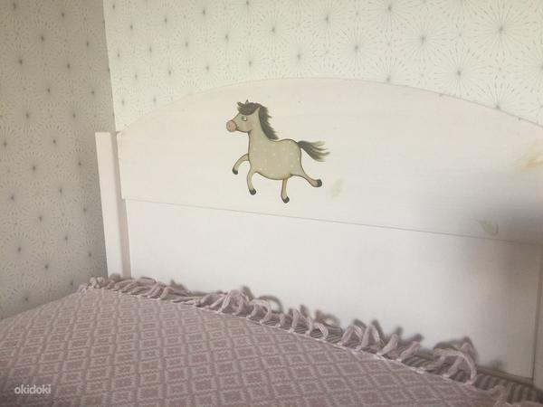 Белая деревянная кровать с лошадками (фото #2)