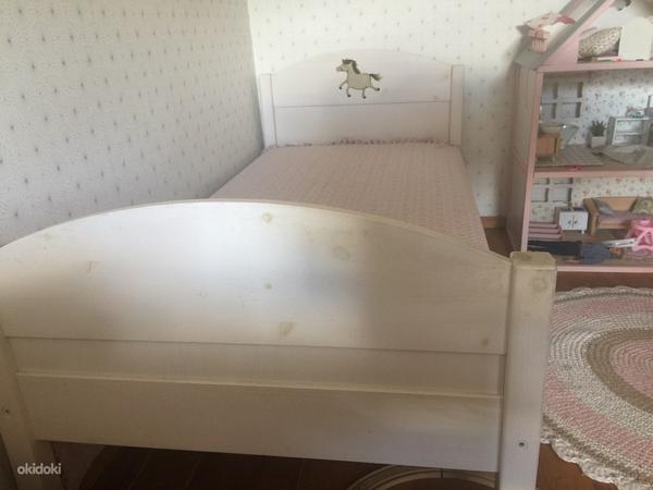 Белая деревянная кровать с лошадками (фото #3)