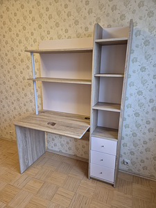 Laste kirjutuslaud riiuliga (1 foto / 3)