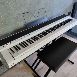 Valge haamri klahvidega digitaalklaver / White digital piano (3 foto / 7)