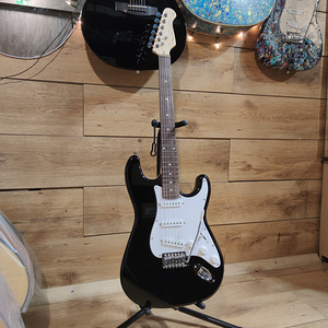 Klassikaline Strat Elektrikitarr – Musta Läikega Legend! (1 foto / 3)