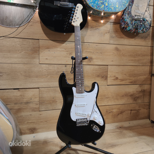Классическая электрогитара Strat – Легенда с черным глянцем