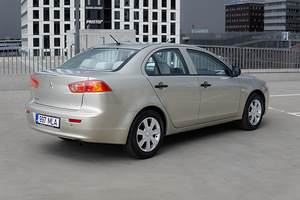 Mitsubishi Lancer 1.5 80kW (2 foto / 11)