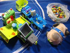 Mosse TrashPack Mänguasjad 2 prügiauto + koer + ~ 77 figuuri (2 foto / 3)
