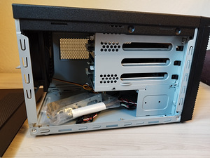 Mini-ITX NAS Korpuss - 4x HDD 3,5" bay, lukuga (6 foto / 6)