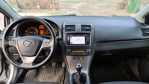 Toyota Avensis (8 foto / 10)