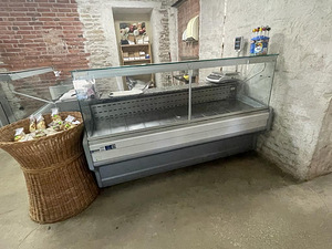 Продам холодную витрину (2 фото из 2)