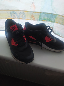 NIKE кроссовки (2 фото из 3)