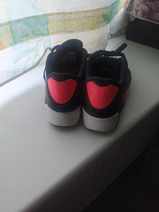NIKE кроссовки (3 фото из 3)