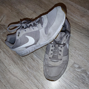 Кроссовки nike (1 фото из 3)