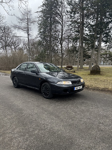 Mitsubishi Carisma (8 foto / 12)