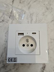 Pistik-usb-type-C (1 foto / 2)