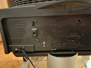 Televiisor koos alusega (3 foto / 7)