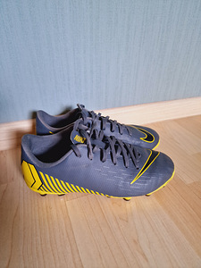 Футбольные бутсы Nike (1 фото из 3)
