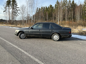Mercedes-Benz 300D TURBO (2 foto / 12)