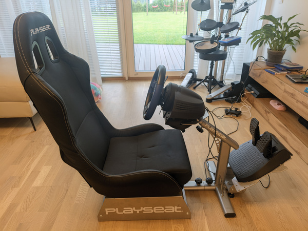Playseat + Thrustmaster T150 komplekt