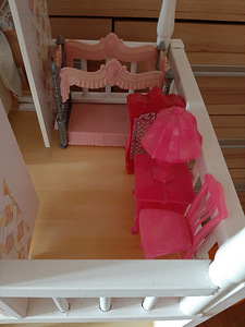 KidKraft puidust neljakorruseline nukumaja mööbliga (8 foto / 10)
