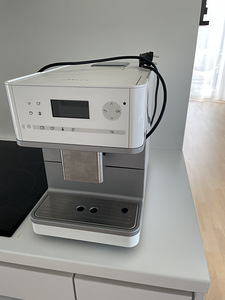 Кофемашина для эспрессо и кофе Miele CM61 белая (1 фото из 6)