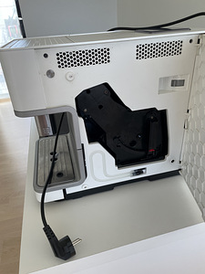 Кофемашина для эспрессо и кофе Miele CM61 белая (5 фото из 6)